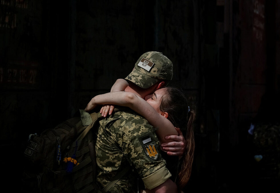 Украински военнослужещ се сбогува с приятелката си, която го е посетила по време на кратка почивка от фронтовата му служба в условията на руското нападение срещу Украйна, на жп гарата в Краматорск, Украйна.