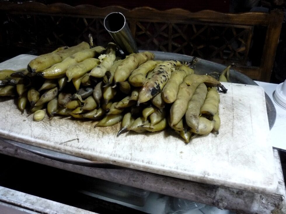 Те също така предлагат много лакомства, включително кебапчета, задушени бобове