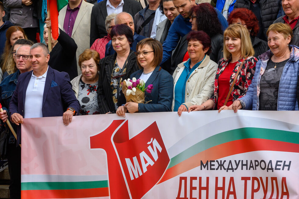 Общата снимка на Корнелия Нинова с членове, партньори и симпатизанти на БСП пред парламента.