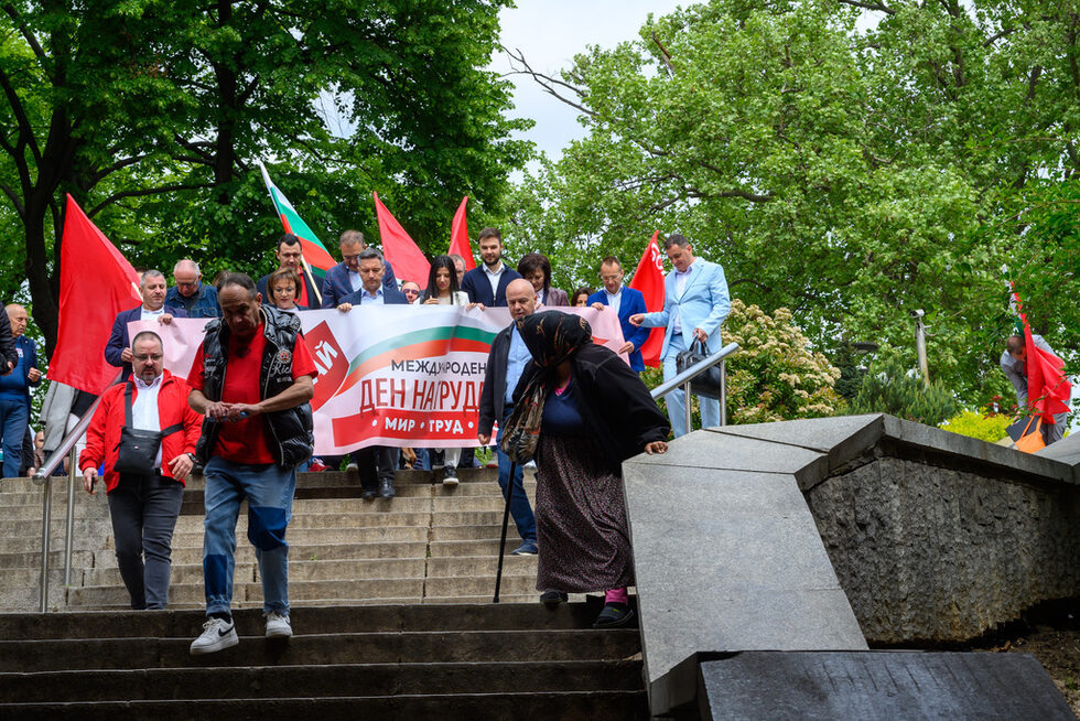 Традиционното шествие за 1 май се проведе от сградата на парламента до Борисовата градина. Там имаше концерт и бяха раздадени членски карти на 200 нови социалисти, присъединили се към БСП.