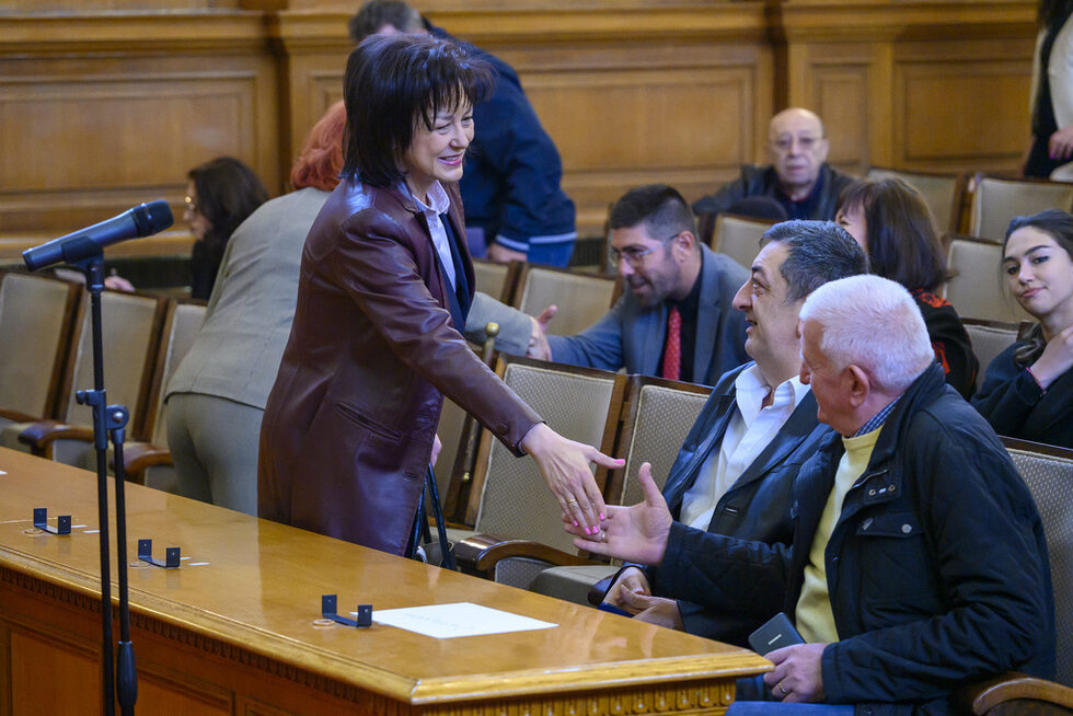 Рано тази сутрин БСП <a href="https://www.dnevnik.bg/politika/2024/05/01/4621089_parlamentut_se_okaza_dostupen_za_agitaciia_bsp_subra/?ref=home_layer2" target="_blank">събра в пленарната зала</a> партийни членове, за да обяви изборното обединение за вота, в което влязоха формации като партия "Мир", "Целокупна България", "Движение за социален хуманизъм", политически клуб "Екогласност".