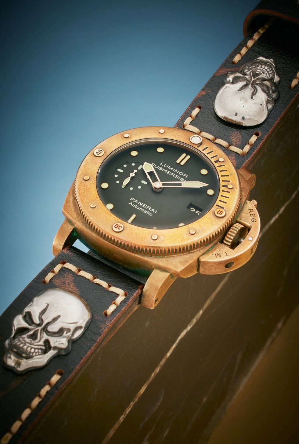 Моделът Panerai Luminor Submersible 1950 на Силвестър Сталоун, носен в "The Expendables 2", ще бъде продаден на търг в Sotheby's с очаквана продажна цена от 30 000 до 60 000 долара.
