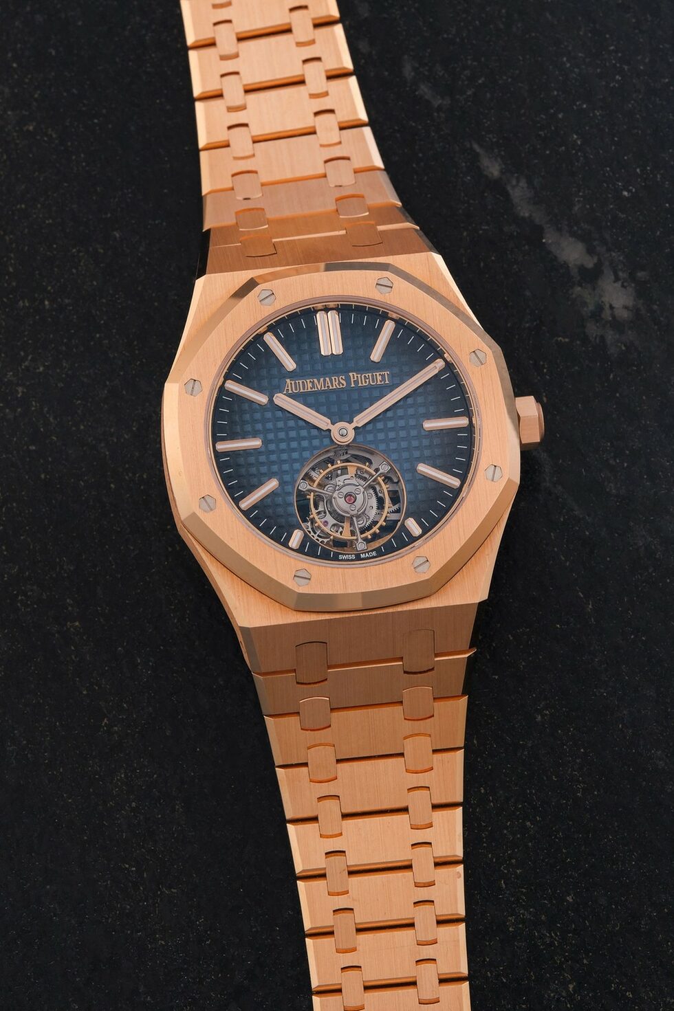 Audemars Piguet Royal Oak TourbillonВ 50th Anniversary на Силвестър Сталоун ще бъде продаден с очаквана продажна цена от 100 000 - 200 000 долара.