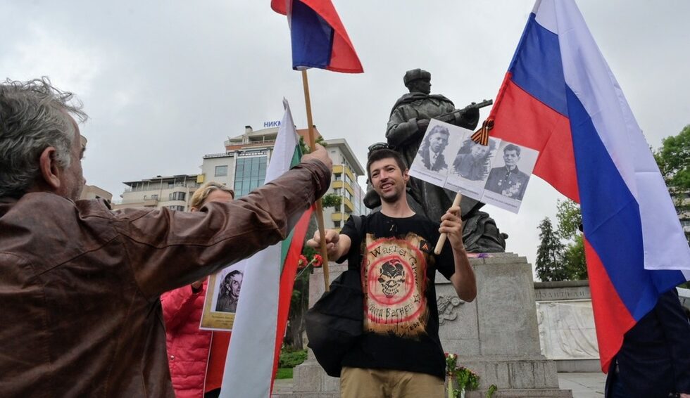 Камерите уловиха участник, облечен тематично във фланелка с емблема на разформированата руска частна военна компания "Вагнер", чийто ръководител Евгений Пригожин се разбунтува миналата година срещу руския военен елит, а по-късно загина в самолетна катастрофа.