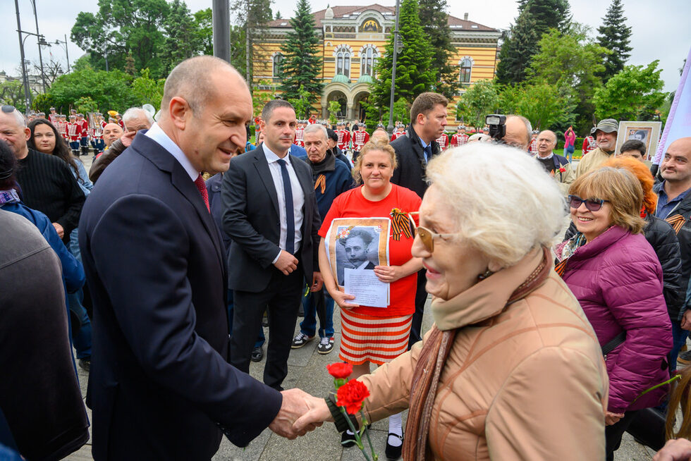 Президентът Румен Радев почете годишнината пред Паметника на Незнайния войн и поздрави участници в "Безсмъртния полк".