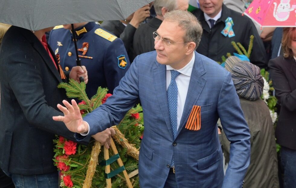 Депутатът от БСП Борислав Гуцанов демонстративно се е закичил с т. нар. георгиевска лента - част от ордена на "Св Георги", чрез която в Русия често се изписва знакът Z - символът на т. нар. от властите специална военна операция. В Украйна, по информация на Би Би си, носенето на тази лента е забранено още през 2017 г. Като символ на военна агресия лентата се възприема и в балтийските републики и някои други държави, информира Би Би Си.