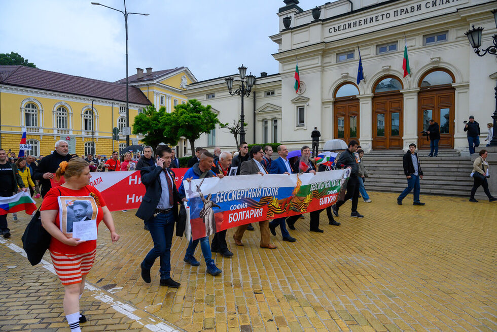 От Паметника на Незнайния воин тръгна шествието "Безсмъртният полк". Организаторите за поредна година не получиха разрешение от Столичната община, но това не ги спря и с руски и български знамена те минаха по тротоара на бул."Цар Освободител". към Княжеската градина и положиха цветя на оградата, опасваща постамента на Паметника на съветската армия.