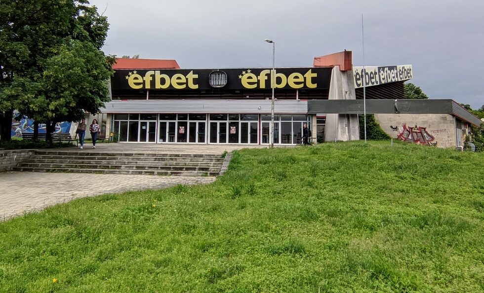 В закона, предложен от ГЕРБ и ДПС в последните дни на 49-ото Народно събрание, се разрешава рекламата по спортни зали, клубове и стадиони.