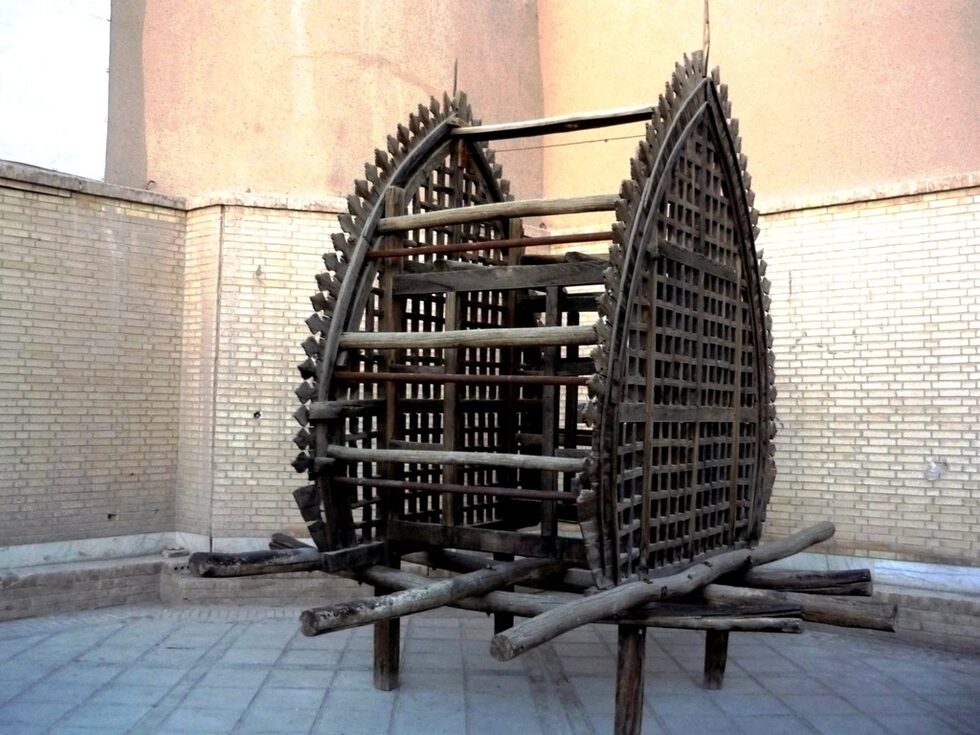 Ислямът е официалната религия на Иран от арабското завоюване на Иран c. 640 г. сл. Хр. Хустейн ибн Али е политически и религиозен лидер. Внук на ислямския пророк Мохамед и син на Али ибн Аби Талиб и дъщерята на Мохамед Фатима, както и по-малък брат на Хасан ибн Али. Хюсейн се счита за третия имам в шиитския ислям след брат си Хасан, и преди сина си Али ал-Саджад. След смъртта на брат си поема ръководството на въстанието в Куфа срещу Омеядите. Убит е в битката при Кербала на 10 октомври 680 г. (според ислямския календар 10 мухарам 61). Погребан е в Кербала, близо до мястото, където загива. По-късно до гроба му е издигната Джамията на имам Хусейн.