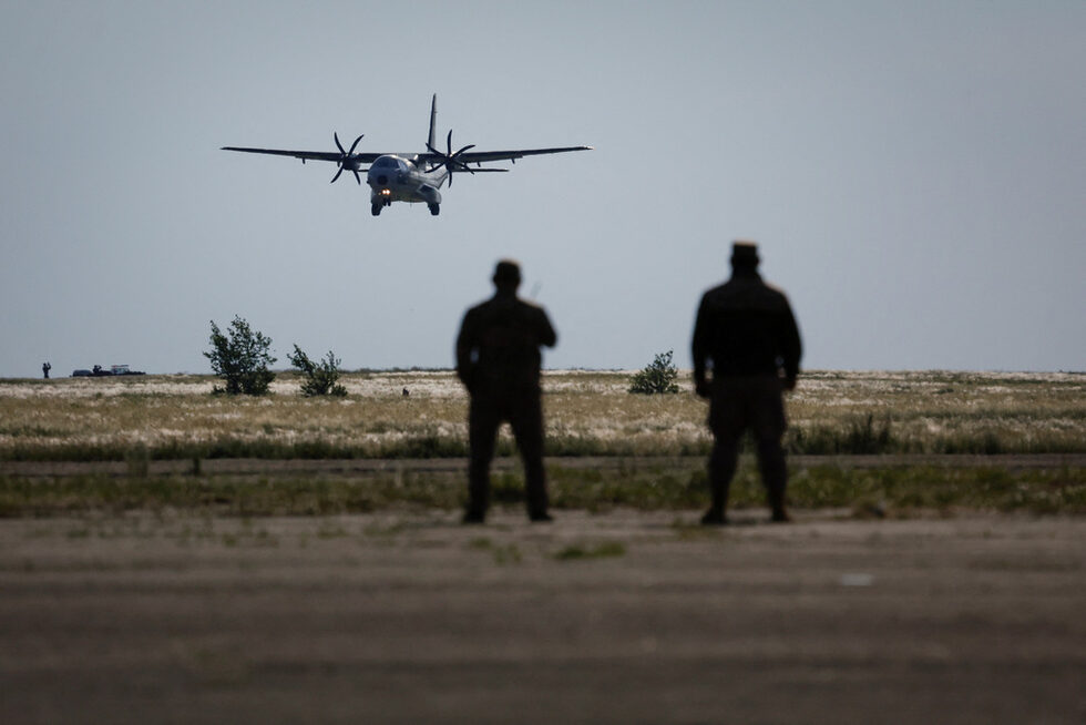 Самолети на чешката армия транспортираха конете - един жребец и шест кобили - с полети от Прага и Берлин до казахстанския град Аркалък, откъдето те пътуваха седем часа с камион, придружени от гледачи на зоопарка.