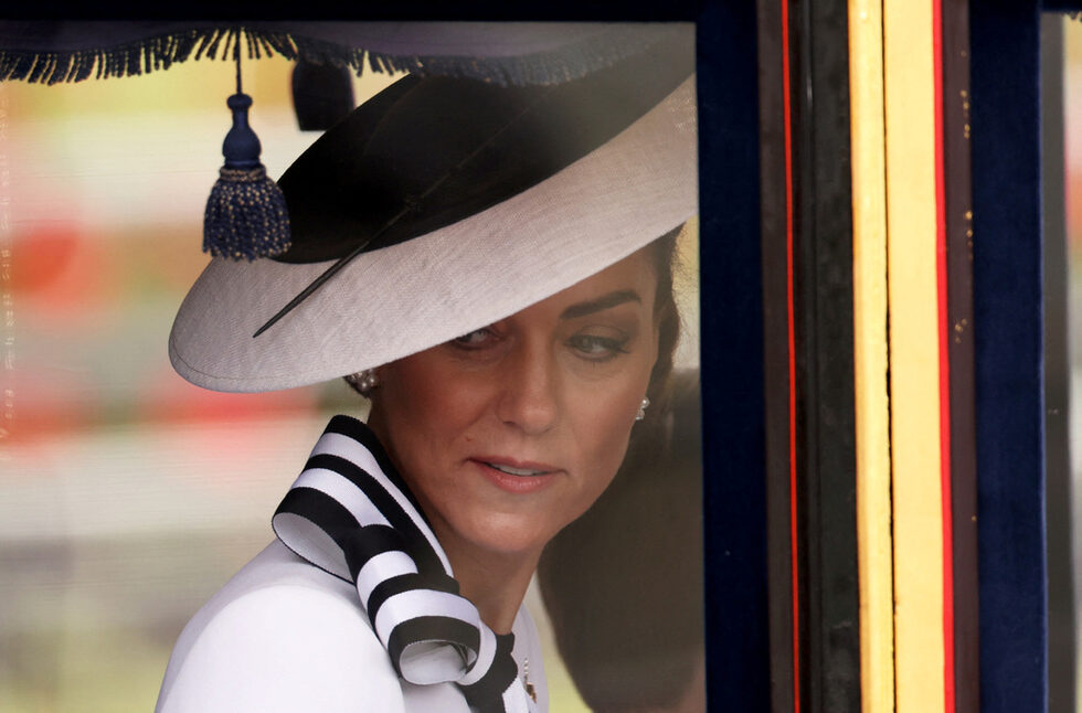 В <a href="https://www.dnevnik.bg/sviat/2024/06/15/4638537_princ_charlz_otbeliazva_svoia_rojden_den_na_pishten/" target="_blank">пищната военна церемония</a> участват 1400 войници, 200 коня и 400 музиканти, дефилиращи на парада на конната гвардия към двореца "Уайтхол".