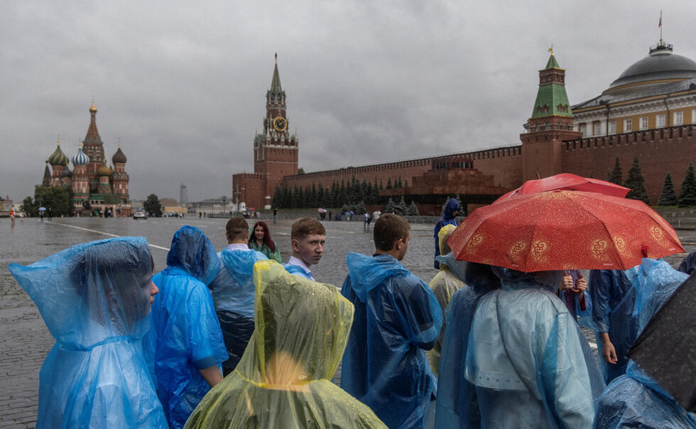 Туристи се разхождат на Червения площад след бурята в Москва, Русия.