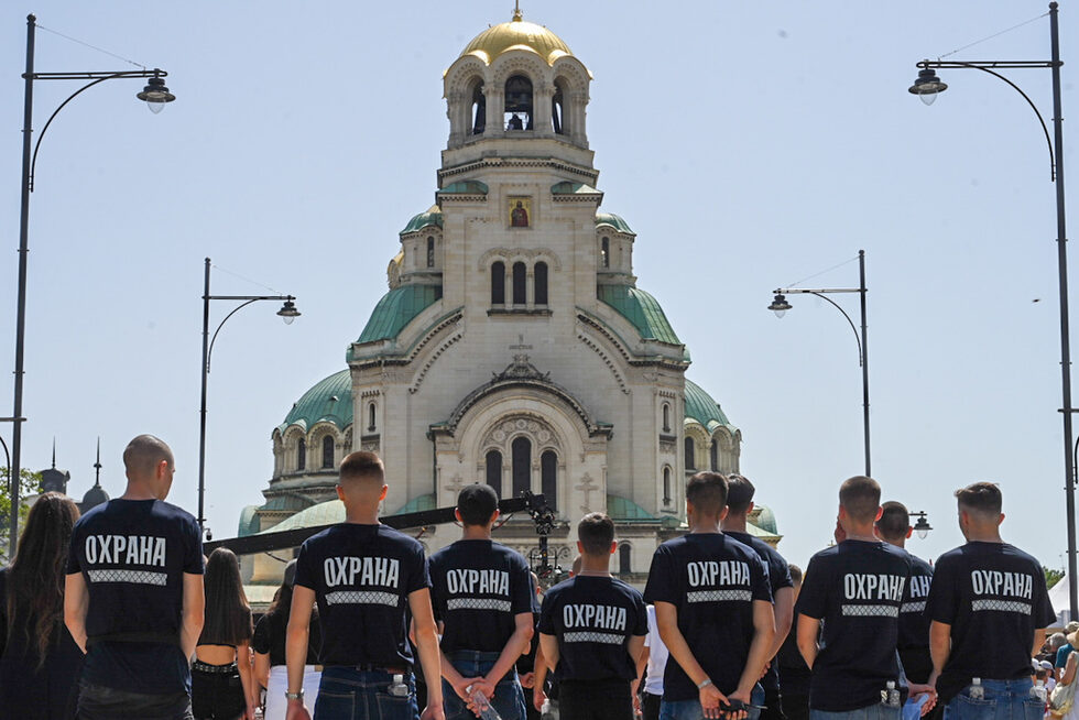 Стотици се включиха в "Шествие за семейството", което се проведе днес в центъра на София. Млади хора и семейства с малки деца се включиха в събитието, което се организира като отговор на предстоящия по-късно днес "София прайд".