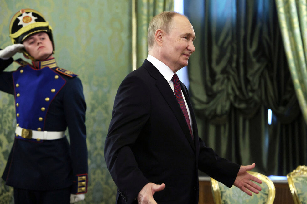Президентът на Русия Владимир Путин отива на среща с президента на Република Конго Денис Сасу Нгесо в Кремъл, Москва, Русия.