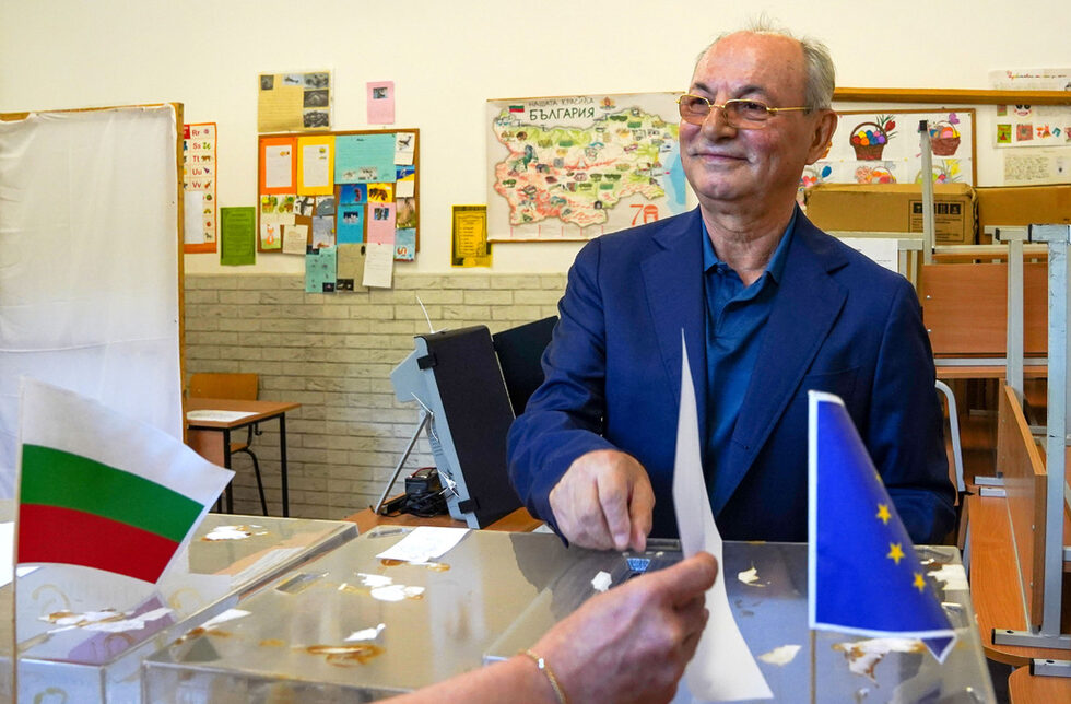 <a href="https://www.dnevnik.bg/bulgaria/2024/06/09/4635499_ahmed_dogan_peevski_ministur-predsedatel_ne-e_ne/" target="_blank">При гласуването си в 52-ро училище в кв. "Бояна" почетният председател на ДПС Ахмед Доган заяви</a>, че не вижда трайно решение на политическата криза в страната. На въпрос на "Дневник" той отговори: "На този етап не виждам трайна формула за управление на страната. След резултатите вече днес мога да кажа".