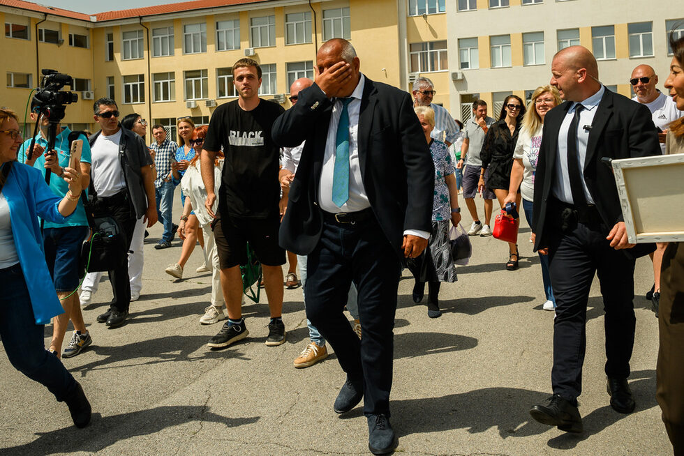 "От заклинанията от сутринта не виждам как ще се състави правителство след изборите. Ние не можем само с ДПС. "Продължаваме промяната - Демократична България" могат само с "Възраждане" и БСП от това, което разбирам. Не могат с ГЕРБ и ДПС. "Възраждане" казват "или сме само ние, или никой", така че математиката в случая я няма." <a href="https://www.dnevnik.bg/politika/2024/06/09/4635345_bulgariia_glasuva_dnes_za_parlament_i_evroparlament/#4635547" target="_blank">Това каза лидерът на ГЕРБ Бойко Борисов, след като гласува в "Банкя".</a>