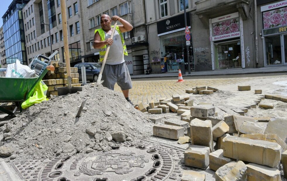 Част от емблематичните за София <a href="https://www.dnevnik.bg/photos/snimka_na_denia/2024/06/21/4641698_snimka_na_denia_jultite_paveta_za_koi_li_put_sa_v/" target="_blank">жълти павета </a>за кой ли път бяха пренаредени заради неравности по пътя.