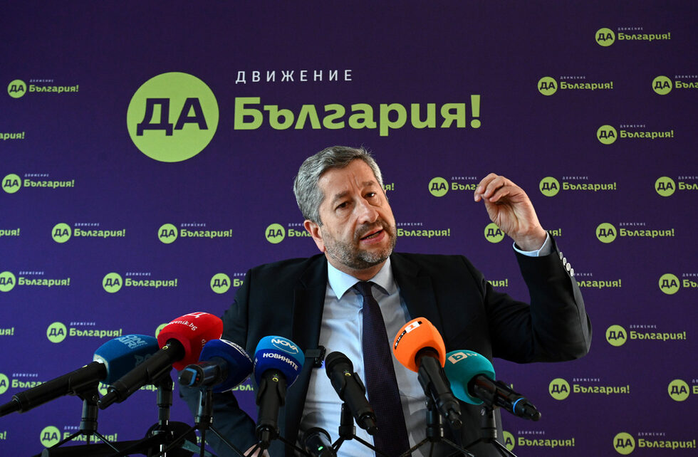 <a href="https://www.dnevnik.bg/politika/2024/06/10/4636229_hristo_ivanov_podava_ostavka_kato_lider_na_da_bulgariia/" target="_blank">Христо Иванов подаде оставка като лидер на "Да, България". Това съобщи самият той на брифинг в централата на партията.</a><br /><br />"Нашият Изпълнителен съвет взе решение да приеме моята оставка", каза той и обясни, че с решението си поема политическата отговорност за резултатите на изборите. Иванов обяви, че няма да се кандидатира отново за лидер на партията, както и че ще се откаже от мястото си в 50-ото Народно събрание.