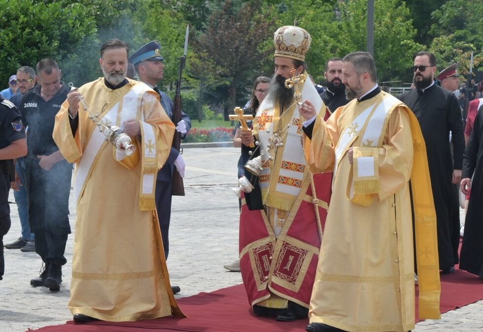 Интронизацията започна с литийно шествие, което тръгна от Синодалната плата към "Свети Александър Невски" по митроолитиските си одежди.