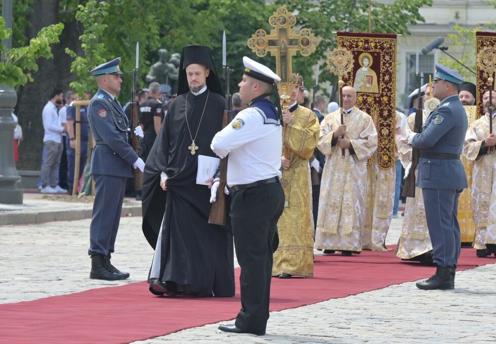 По протежението на червения килим между палатата и храма бяха разположени гвардейци. Събрали се граждани зад оградата на площада пред катедралата го аплодираха и го приветстваха с: "Достоен!"