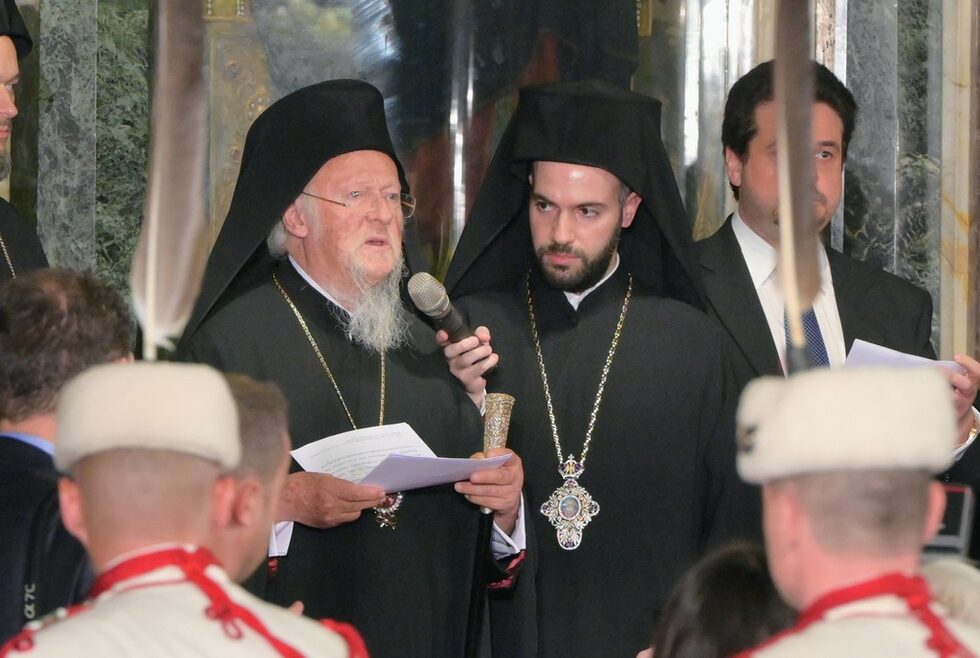 В словото си Вселенският патриарх Вартоломей, който за пръв път присъства на интронизация в България, се позова на историята."Връзката на нашата Константинополска църква и Българската църква понякога е била конфликтна и болезнена, въпреки това историческото минало не може да бъде критерий за църковния живот, защото тя е една есхатологична реалност, а не реалност от миналото. Разбира се, историята ни поучава и който не се поучи от грешките, неизбежно ще претърпи бедствия в бъдеще", посочи той.