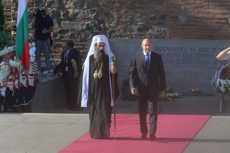 Президентът Румен Радев, като главнокомандващ на въоръжените сили, прие почетния строй на представителните роти от Националната гвардейска част, след което беше издигнато националното знаме.