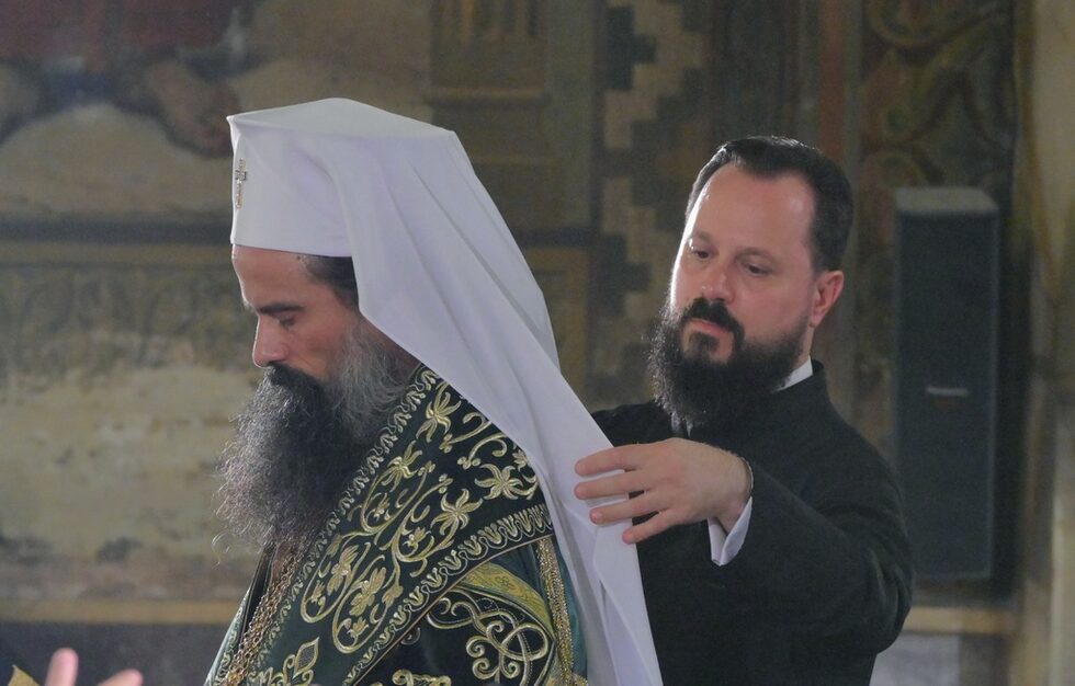 Последен елемент от облеклото е бялото було - символ на чистота на православната вяра. Традицията на бялото покривало на главата идва от исихазма. Такова бяло було е подарено на Патриарх Евтимий Търновски при ръкоположението му от Константинополския патриарх св. Калист в Константинополската "Св. София".