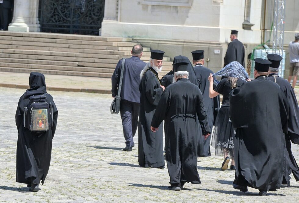В литията участваха митрополитите и членовете на Светия синод.