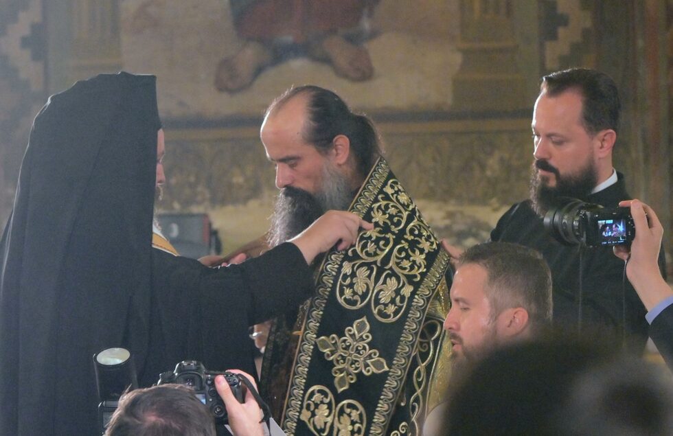 Даниил смени одеждите на митрополит със зелената мантия и бялото було на патриарх. Според протокола той първо остава по монашеско облекло. Патриаршеската мантия е зелена. Тя символизира всичко, което и една архиерейска мантия: източващите от архиерея, като образ Христов, едемските реки Тигър и Ефрат в Рая, които символно са извезани по гърба на мантията, и др. Като пастирско наметало тя напомня, че ролята на архиерея е да води паството си към Царството Божие.