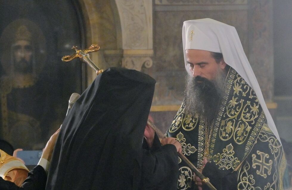След новите одежди патриархът получи и своя жезъл. Това е жезълът на патриарх Кирил, първият след възстановяването на Българската патриаршия през 1954 г.