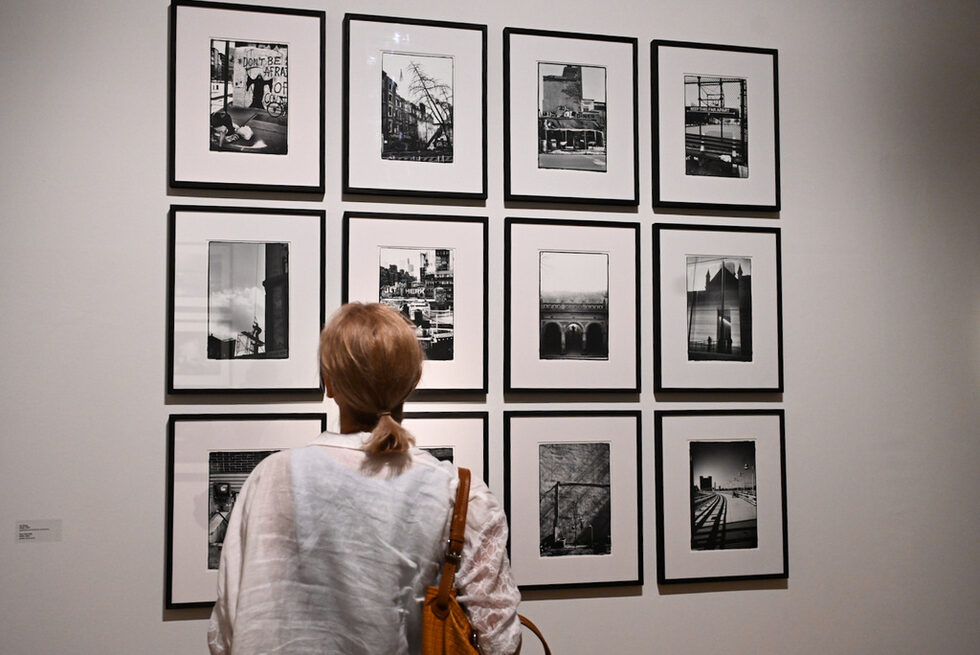 Изложбата включва 120 черно-бели фотографии, които Джесика Ланг улавя по време на свои пътувания по света. Те разкриват един различен талант на актрисата, която преоткрива тази своя страст в началото на 1990 г.