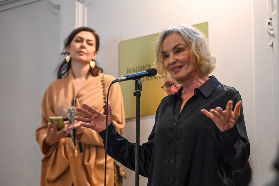 Американската актриса Джесика Ланг пристигна в София, за да открие изложбата, която представя нейни фотографии. "Не знам какво да кажа за моите фотографии, освен че са много лични и мисля, че е най-добре да не разказвам за тях, а просто да ви оставя да ги видите. Много се радвам, че съм тук, за мен е истинско удоволствие. Благодаря ви, че сте тук и се насладете на шоуто", каза Джесика Ланг по време на откриването.