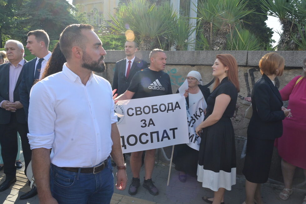 Протестиращите не са само от Доспат, а и от други градове, съобщава БТА.