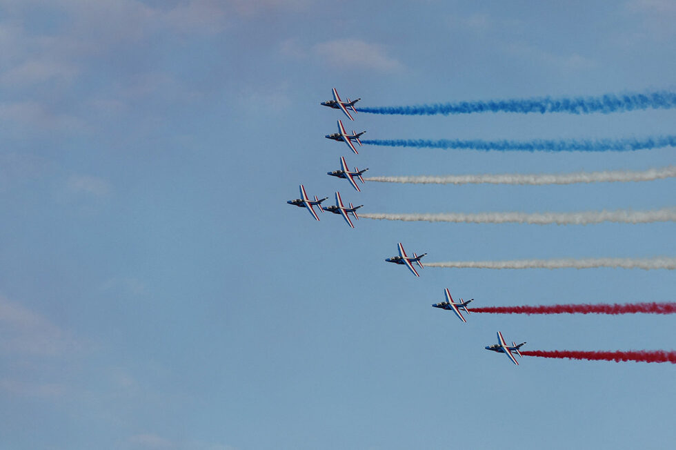 Прочутите Patrouille de France (специално подразделение на френските ВВС, създадено през 1953 г. за демонстрации, чествания и авиошоу), също участва в церемонията по закриването на "Тур"-а