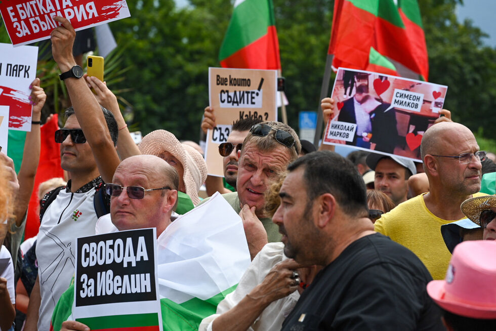 На протеста дойде и лидерът на ВМРО Красимир Каракачанов.