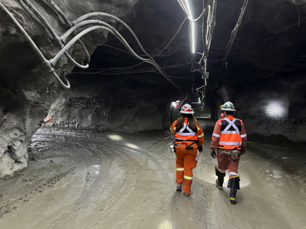 Миньори вървят в тунел в най-голямата подземна медна мина в света Codelco El Teniente, близо до Ранкагуа, Чили.