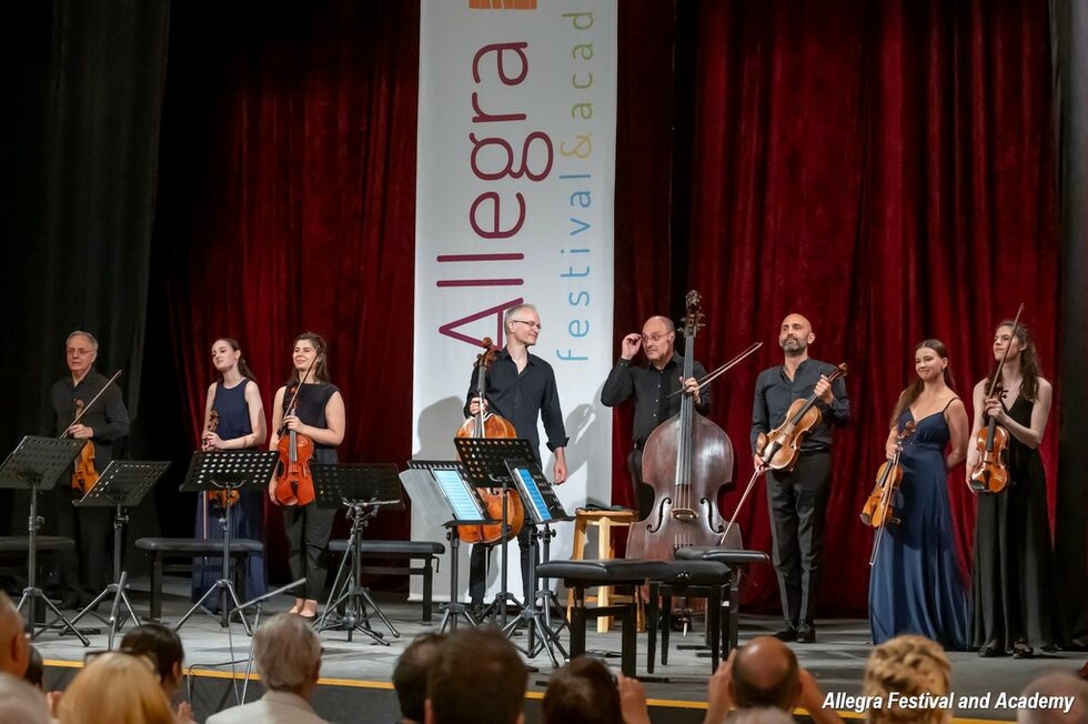 Младите музиканти от The Next Generation Orchestra изнесоха емоционален концерт заедно с учителя си проф. Борис Гарлицки (цигулка) и виолончелиста Константин Хайдрих.<br />