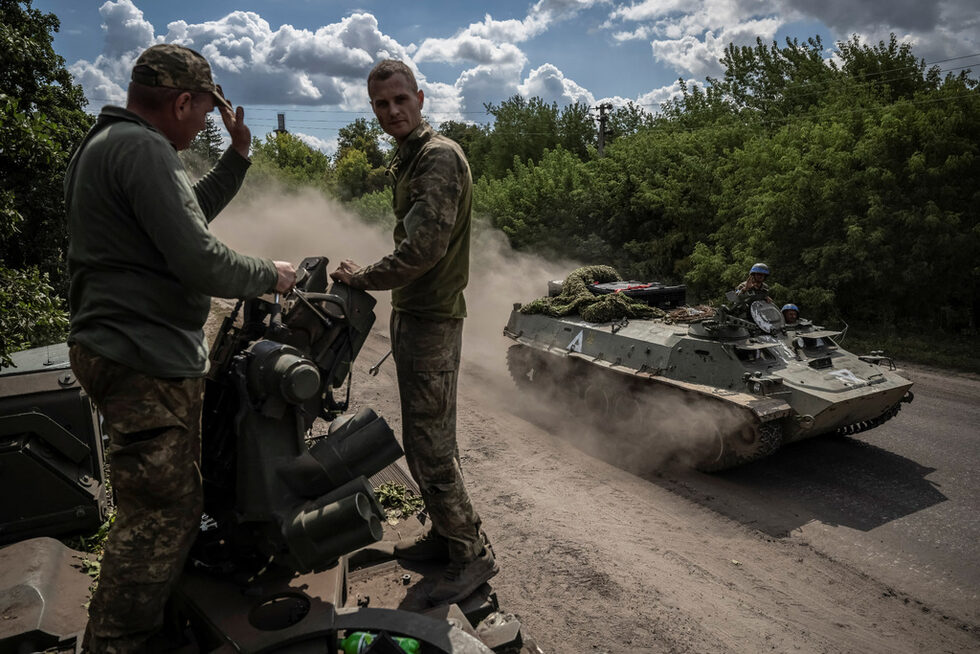 Украински военнослужещи се возят на бронетранспортьор близо до руската граница в Сумска област, Украйна.