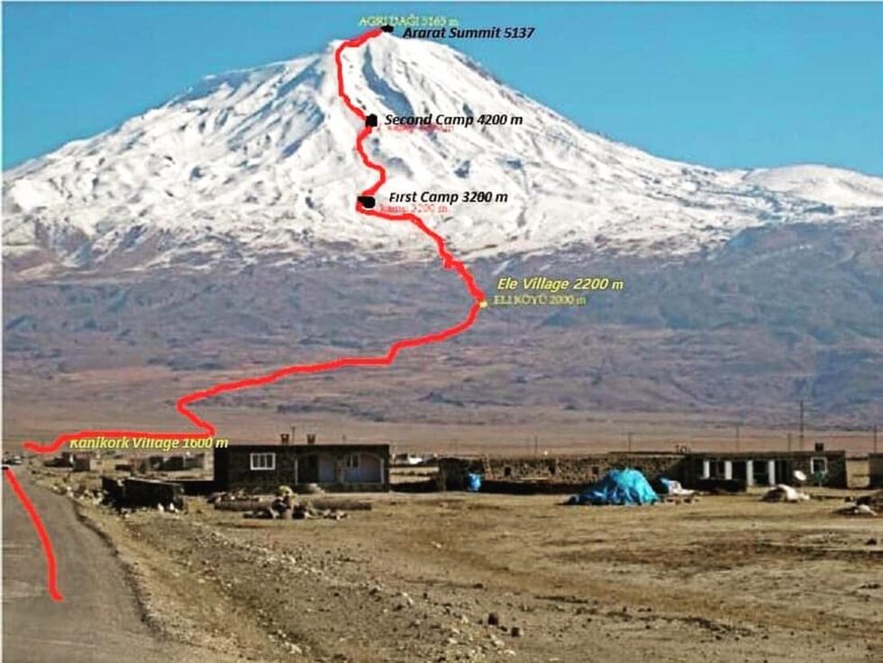 Карта на класическия маршрут към върха, висок 5137 м, на която снегът започва от 3 хил. м. През лятото бялата покривка се отдръпва и започва от 4800 м. За вярващите в Ноевия ковчег останките от спасителния кораб би трябвало да са под вечния снежен купол на върха.