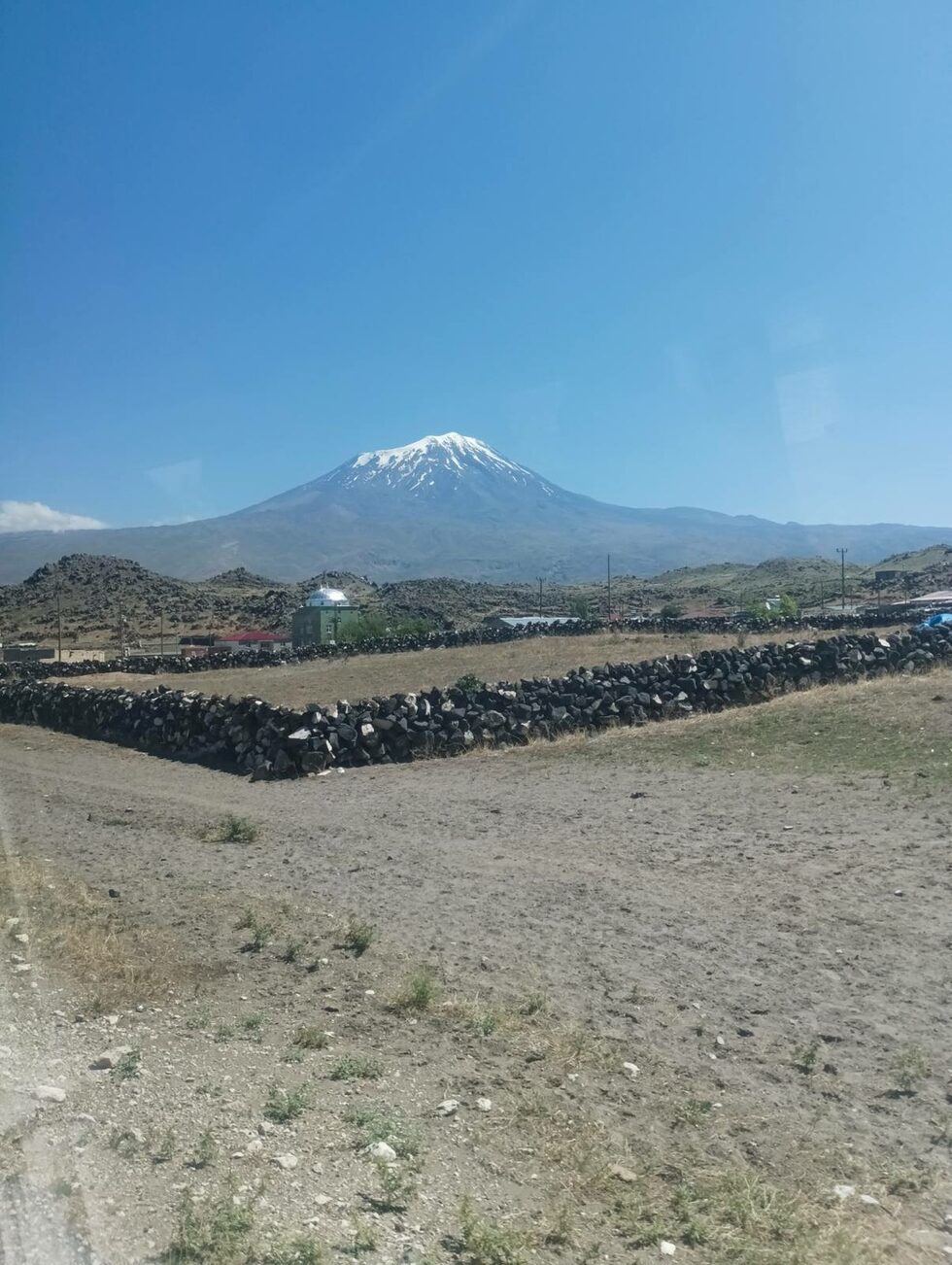 На Арарат не расте нито едно дърво и затова камъкът се ползва за ограждане на кошарите. Стада от овце, кози и крави се отглеждат в подножието на планината, от която целогодишно текат потоци вода от топящия се сняг.