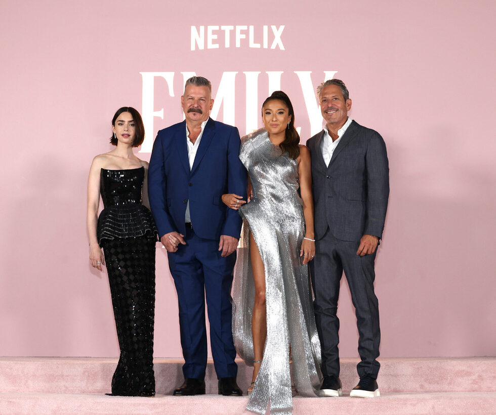 Актрисите Лили Колинс и Ашли Парк със създателя на сериала Дарън Стар и със сценариста и режисьор Андрю Флеминг.
