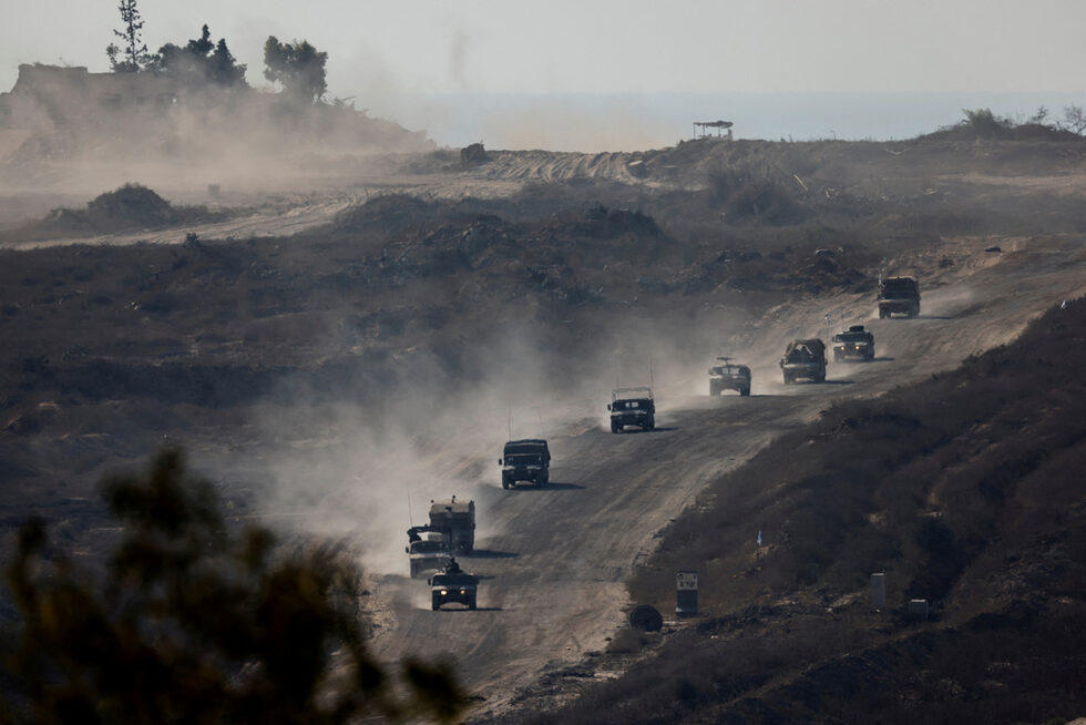Израелски военен конвой се движи в ивицата Газа на фона на продължаващия конфликт между Израел и "Хамас", гледан от Израел.