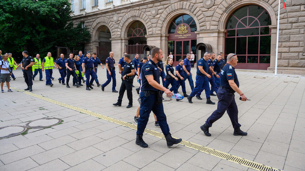 Противници и поддръжници на промените в Закона за училищното и предучилищното образование се събраха днес пред президентството и новата сграда на парламента.