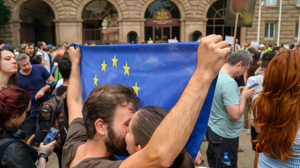 Фотогалерия: Противници и поддръжници на променения образователен закон се събраха в София