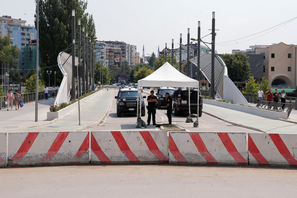 Независимостта на Косово, в което преобладават етническите албанци, бе обявена през 2008 г., почти десетилетие след партизанско въстание срещу сръбското управление. Напрежението продължава главно в северната част на страната, където сръбското малцинство отказва да признае държавността на Косово и все още смята Белград за своя столица.<br />