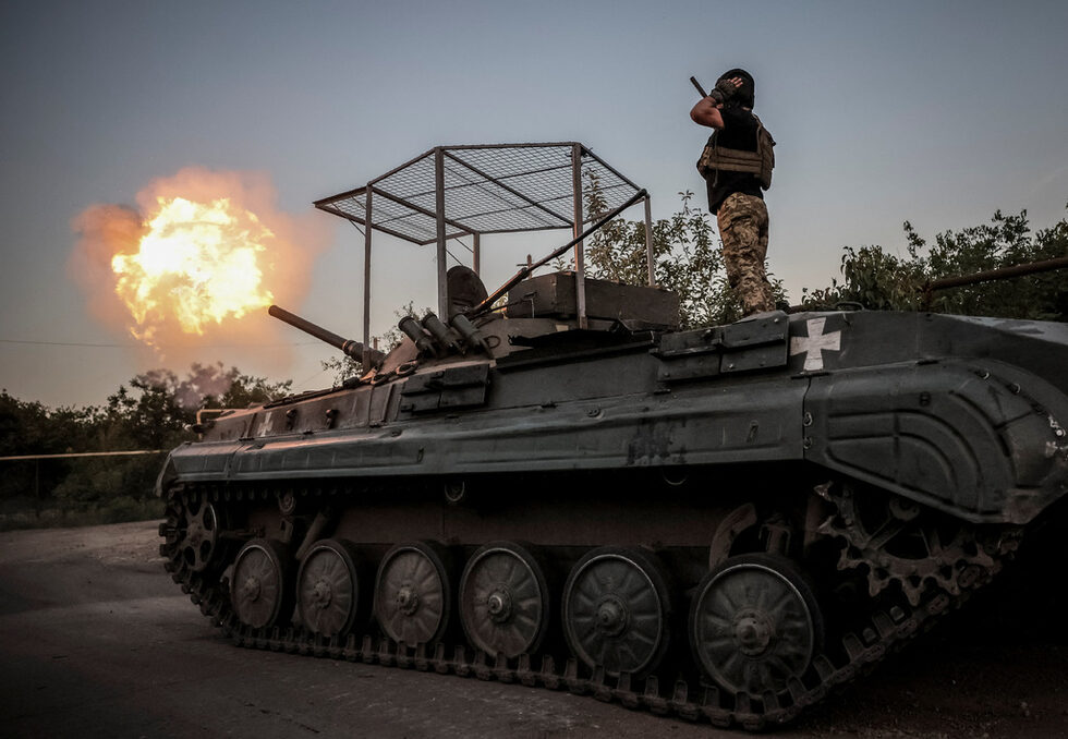 Военнослужещи от 24-та механизирана бригада на името на крал Данило от украинските въоръжени сили стрелят с бойна машина на пехотата БРМ-1К по руските войски на фронтовата линия край град Часив Яр в Донецка област, Украйна.