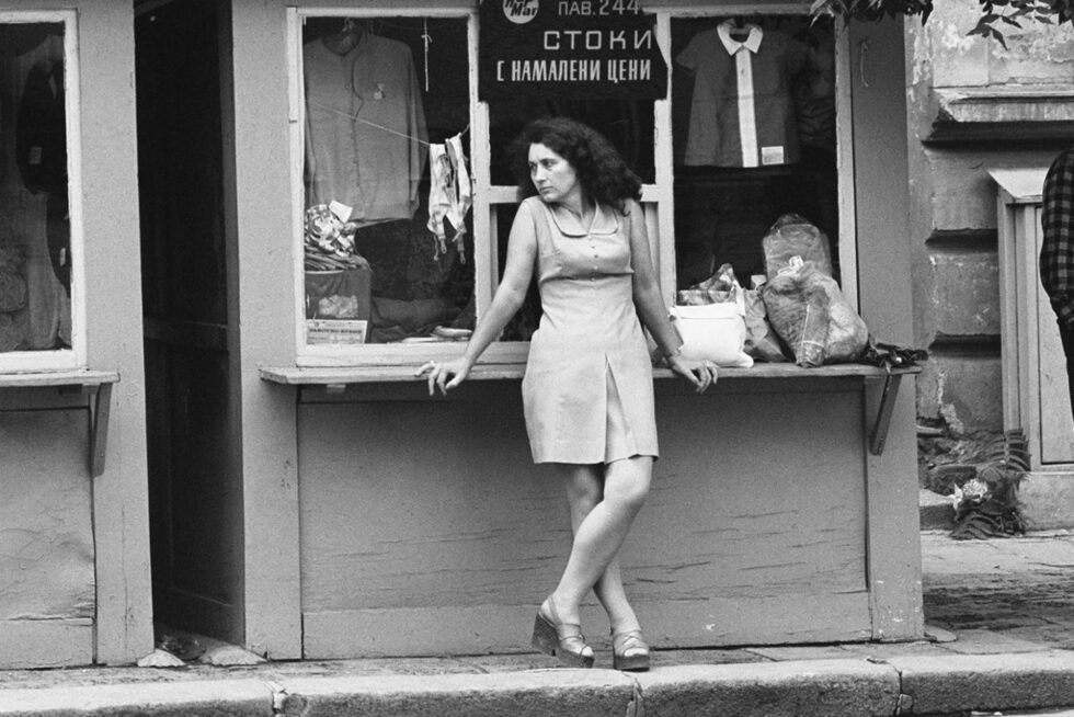 Фотографиите ще отведат зрителите на разходка из София през 1975 г., когато камерата на Панайот Бърнев е запечатала моменти от строящата се тогава Централна гара. Оттам разходката преминава през Лъвов мост и пазар "Георги Кирков" - името на Женския пазар тогава, за да стигне до ул. "Пиротска".