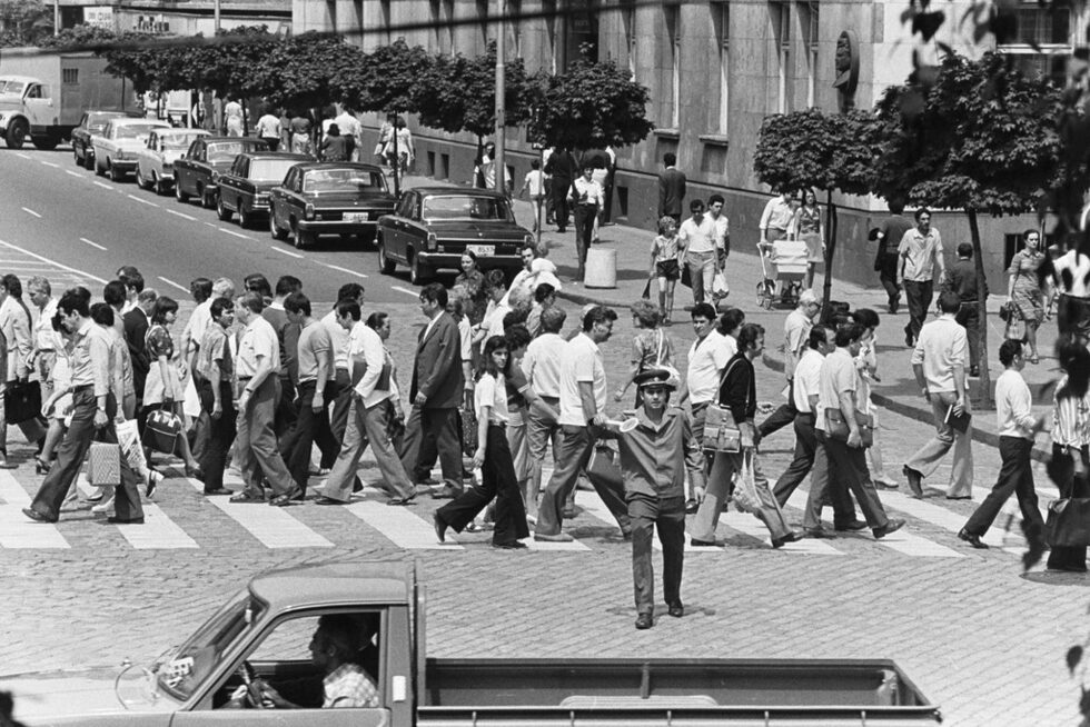 Уловените моменти в изложбата "Спирка София ’70" показват пулса на града и разкриват разнообразни аспекти от живота на обикновените хора.