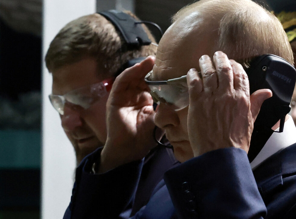 Руският президент Владимир Путин и ръководителят на Чеченската република Рамзан Кадиров наблюдават практическа подготовка в Руския университет за специални сили в Гудермес, Русия.