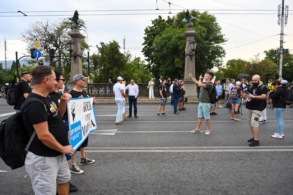 След това те се отправиха към Орлов мост и блокираха движението в района за около един час.